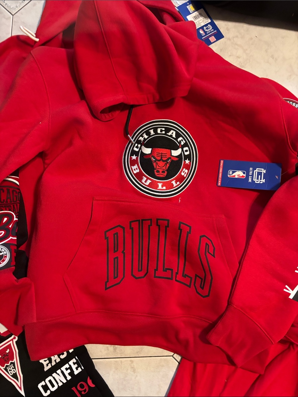 NBA Chicago Bulls Red & Black Men's 2 Hoodie & 3 Tee 2 Pants Bundle - Picture 6 of 6